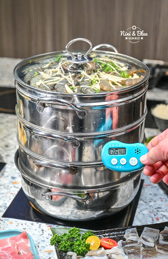 台中梧棲火鍋推薦,三井outlet附近高CP值蒸氣火鍋海鮮塔,推薦加購台灣溫體牛 -妮妮布魯