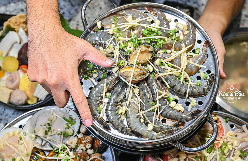 台中梧棲火鍋推薦,三井outlet附近高CP值蒸氣火鍋海鮮塔,推薦加購台灣溫體牛 -妮妮布魯