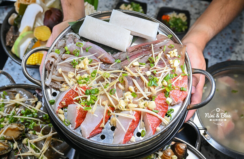 台中梧棲火鍋推薦,三井outlet附近高CP值蒸氣火鍋海鮮塔,推薦加購台灣溫體牛 -妮妮布魯