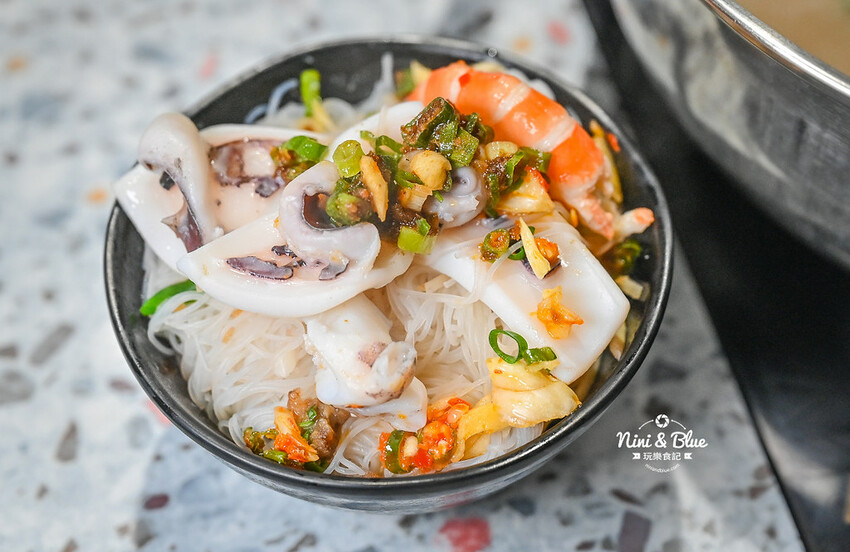 台中梧棲火鍋推薦,三井outlet附近高CP值蒸氣火鍋海鮮塔,推薦加購台灣溫體牛 -妮妮布魯