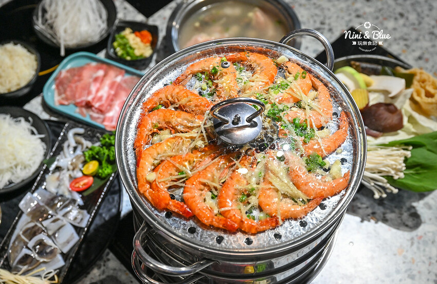 台中梧棲火鍋推薦,三井outlet附近高CP值蒸氣火鍋海鮮塔,推薦加購台灣溫體牛 -妮妮布魯