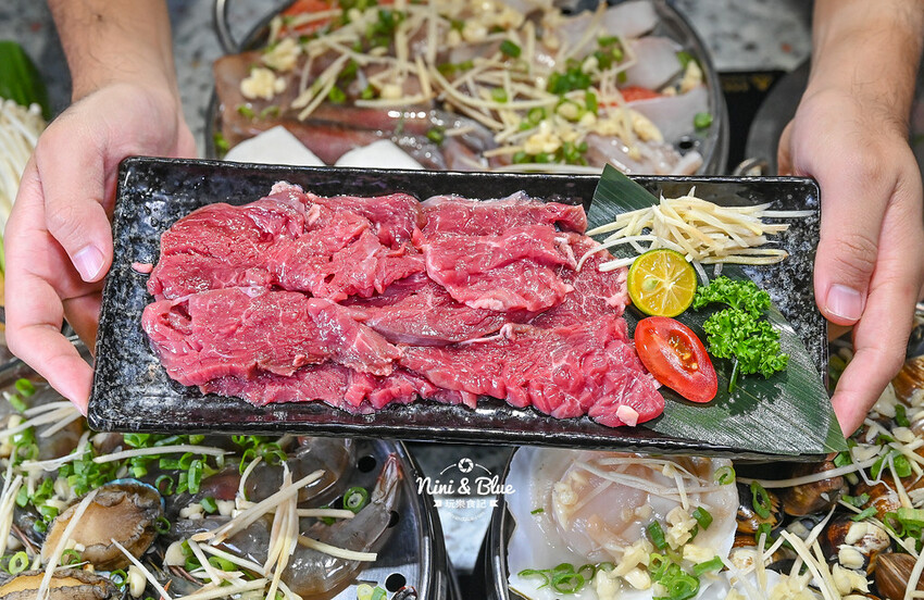 台中梧棲火鍋推薦,三井outlet附近高CP值蒸氣火鍋海鮮塔,推薦加購台灣溫體牛 -妮妮布魯