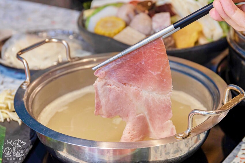 台中蒸氣海鮮塔霸主就在這!8種海鮮+3種肉品飽到天靈蓋,還有整尾新鮮透抽米粉可以DIY