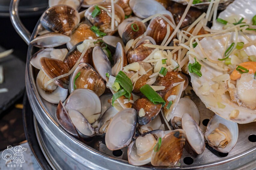 台中蒸氣海鮮塔霸主就在這!8種海鮮+3種肉品飽到天靈蓋,還有整尾新鮮透抽米粉可以DIY