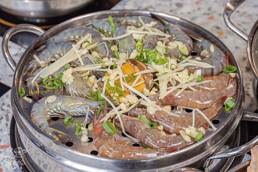 台中蒸氣海鮮塔霸主就在這!8種海鮮+3種肉品飽到天靈蓋,還有整尾新鮮透抽米粉可以DIY