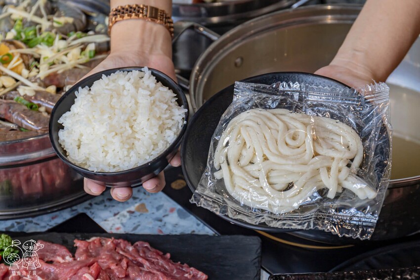 台中蒸氣海鮮塔霸主就在這!8種海鮮+3種肉品飽到天靈蓋,還有整尾新鮮透抽米粉可以DIY