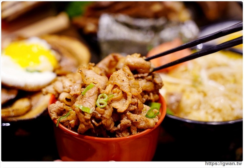 台中平價燒肉丼，120元就能吃到安格斯黑牛，內用雞白湯與冷飲無限享用！