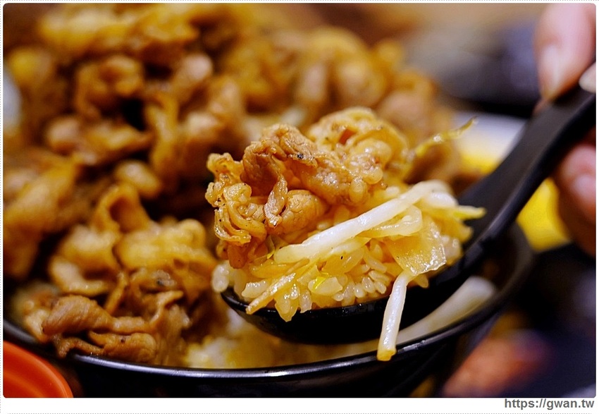 台中平價燒肉丼，120元就能吃到安格斯黑牛，內用雞白湯與冷飲無限享用！