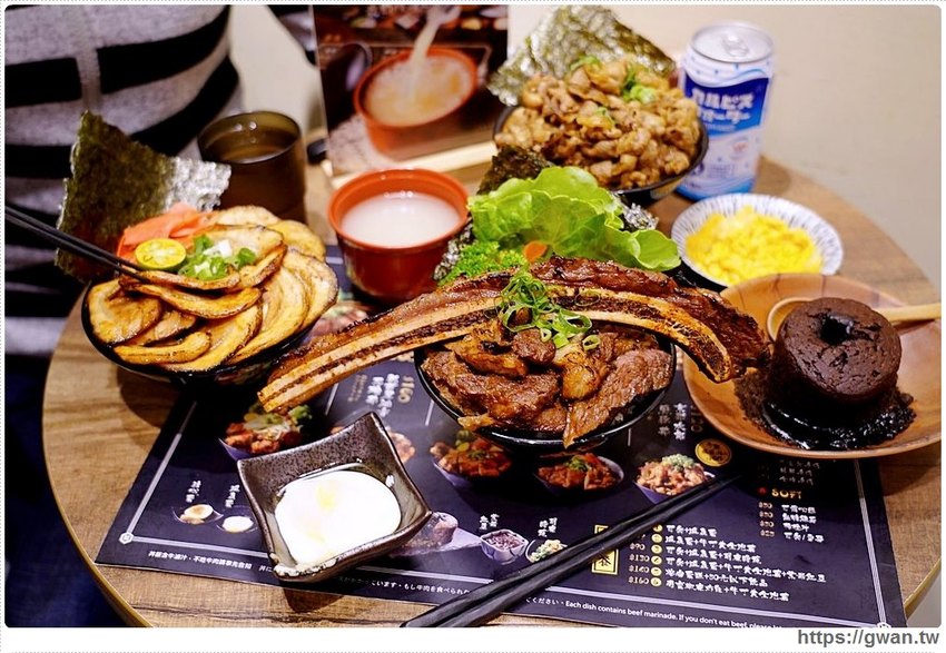 台中平價燒肉丼，120元就能吃到安格斯黑牛，內用雞白湯與冷飲無限享用！