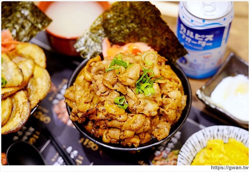 台中平價燒肉丼，120元就能吃到安格斯黑牛，內用雞白湯與冷飲無限享用！