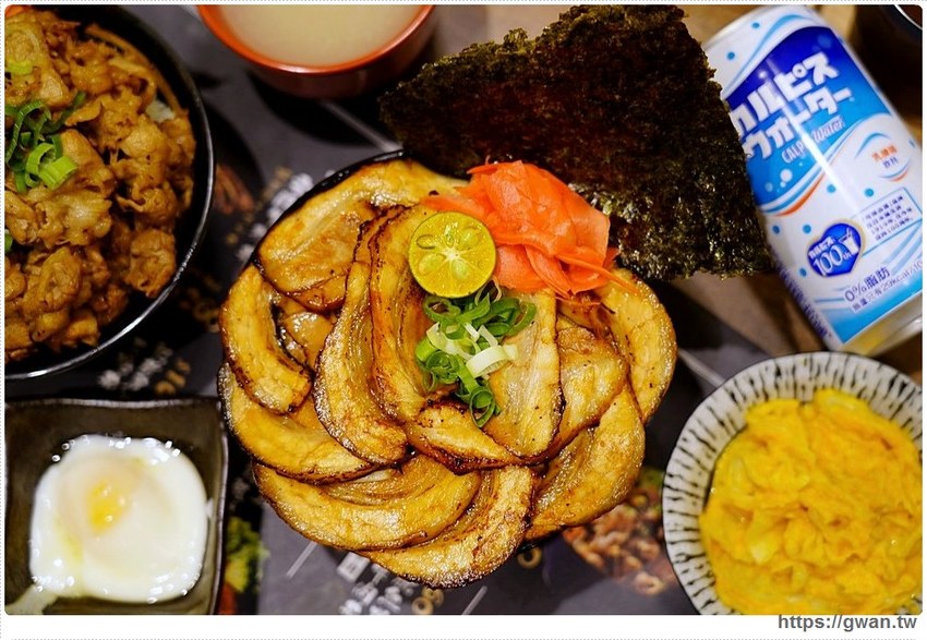 台中平價燒肉丼，120元就能吃到安格斯黑牛，內用雞白湯與冷飲無限享用！