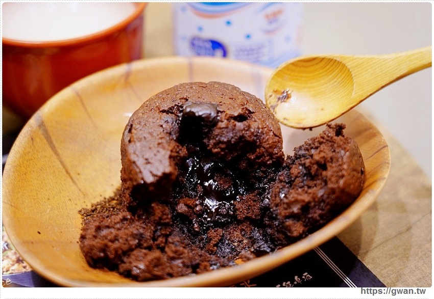 台中平價燒肉丼，120元就能吃到安格斯黑牛，內用雞白湯與冷飲無限享用！