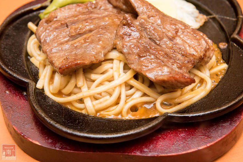 【台南美食】夜市的價位餐廳的品質排餐｜鮮嫩原塊牛排｜花枝排沾點海鹽就好吃~~好好吃牛排 - 南人幫