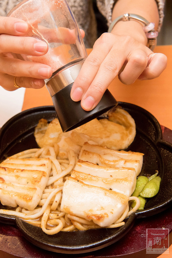 【台南美食】夜市的價位餐廳的品質排餐｜鮮嫩原塊牛排｜花枝排沾點海鹽就好吃~~好好吃牛排 - 南人幫