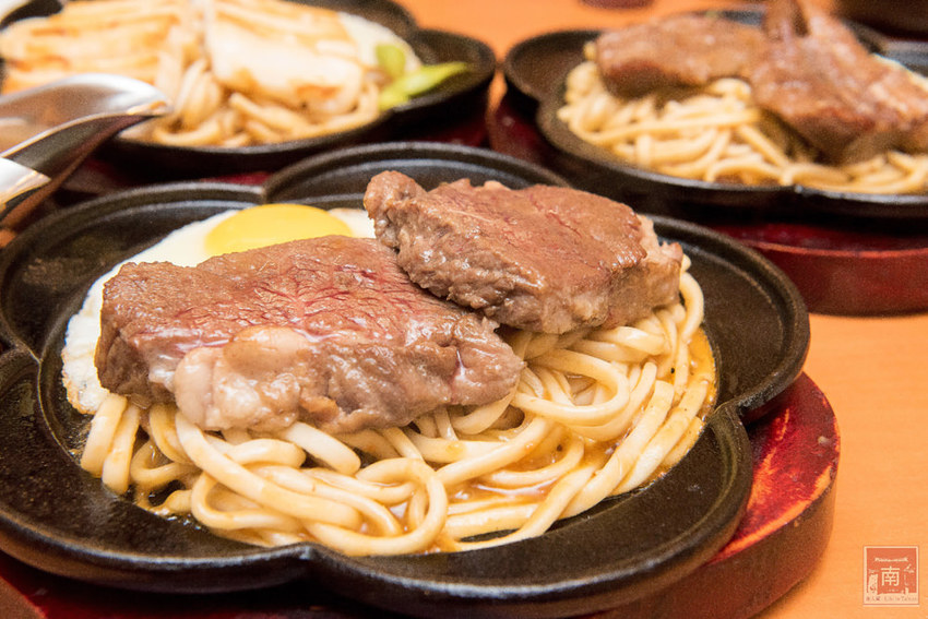 【台南美食】夜市的價位餐廳的品質排餐｜鮮嫩原塊牛排｜花枝排沾點海鹽就好吃~~好好吃牛排 - 南人幫