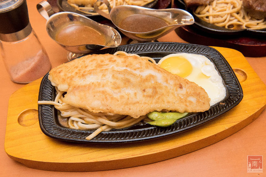 【台南美食】夜市的價位餐廳的品質排餐｜鮮嫩原塊牛排｜花枝排沾點海鹽就好吃~~好好吃牛排 - 南人幫