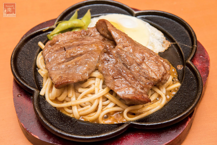 【台南美食】夜市的價位餐廳的品質排餐｜鮮嫩原塊牛排｜花枝排沾點海鹽就好吃~~好好吃牛排 - 南人幫