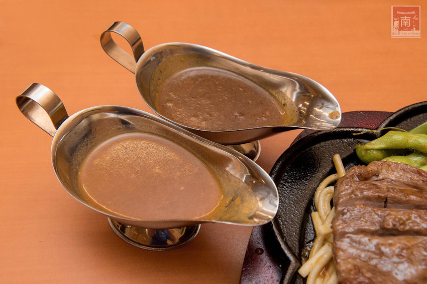 【台南美食】夜市的價位餐廳的品質排餐｜鮮嫩原塊牛排｜花枝排沾點海鹽就好吃~~好好吃牛排 - 南人幫