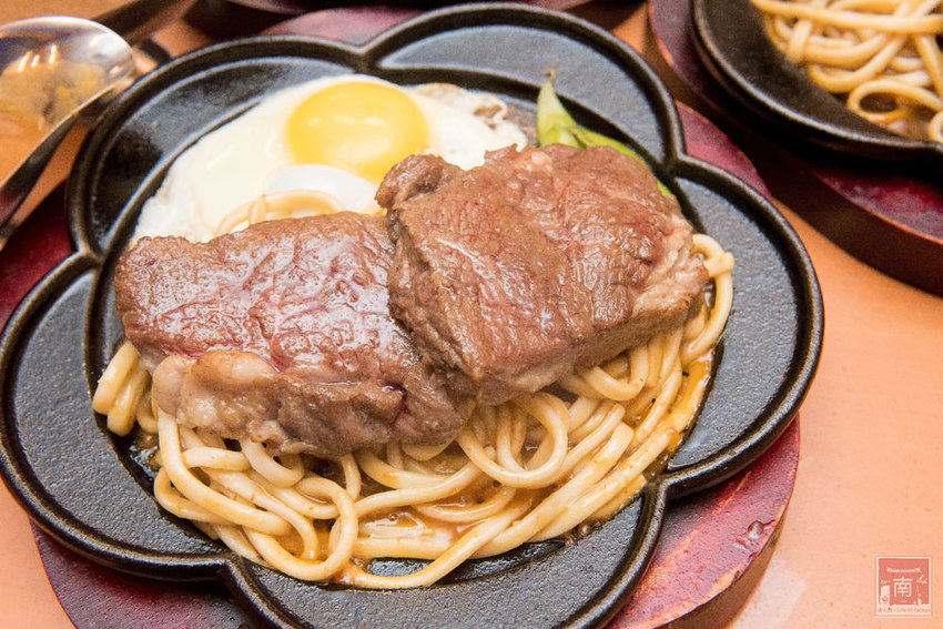 【台南美食】夜市的價位餐廳的品質排餐｜鮮嫩原塊牛排｜花枝排沾點海鹽就好吃~~好好吃牛排 - 南人幫