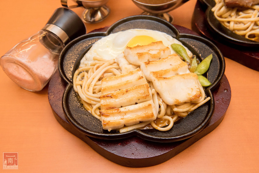 【台南美食】夜市的價位餐廳的品質排餐｜鮮嫩原塊牛排｜花枝排沾點海鹽就好吃~~好好吃牛排 - 南人幫