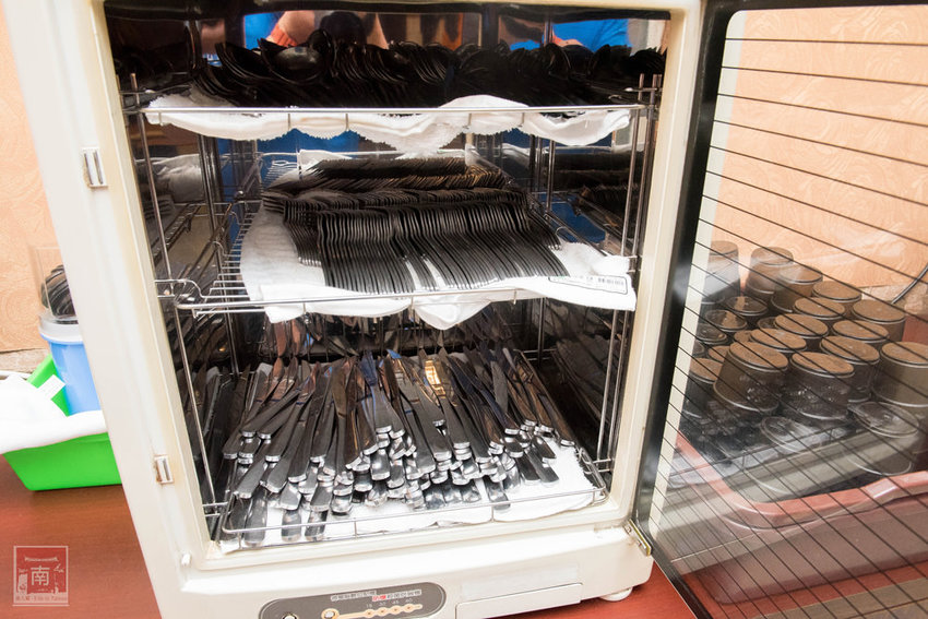 【台南美食】夜市的價位餐廳的品質排餐｜鮮嫩原塊牛排｜花枝排沾點海鹽就好吃~~好好吃牛排 - 南人幫