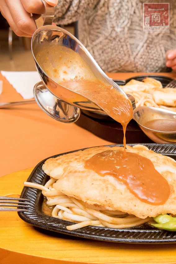 【台南美食】夜市的價位餐廳的品質排餐｜鮮嫩原塊牛排｜花枝排沾點海鹽就好吃~~好好吃牛排 - 南人幫