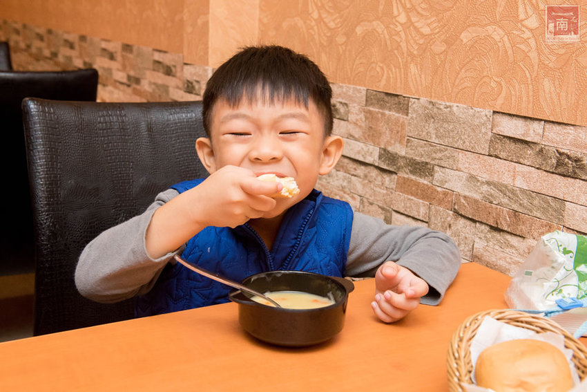 【台南美食】夜市的價位餐廳的品質排餐｜鮮嫩原塊牛排｜花枝排沾點海鹽就好吃~~好好吃牛排 - 南人幫