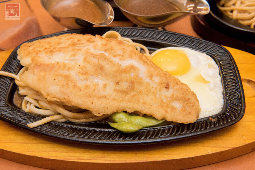 【台南美食】夜市的價位餐廳的品質排餐｜鮮嫩原塊牛排｜花枝排沾點海鹽就好吃~~好好吃牛排 - 南人幫