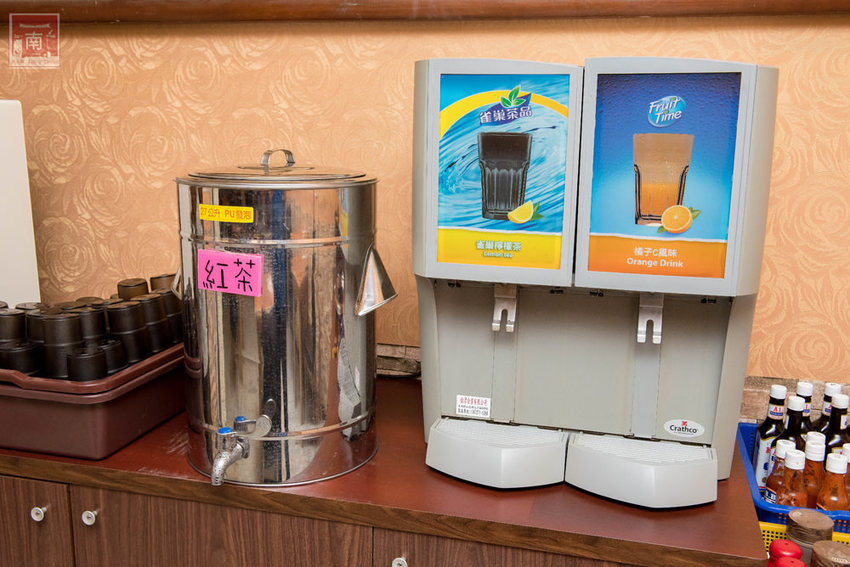 【台南美食】夜市的價位餐廳的品質排餐｜鮮嫩原塊牛排｜花枝排沾點海鹽就好吃~~好好吃牛排 - 南人幫