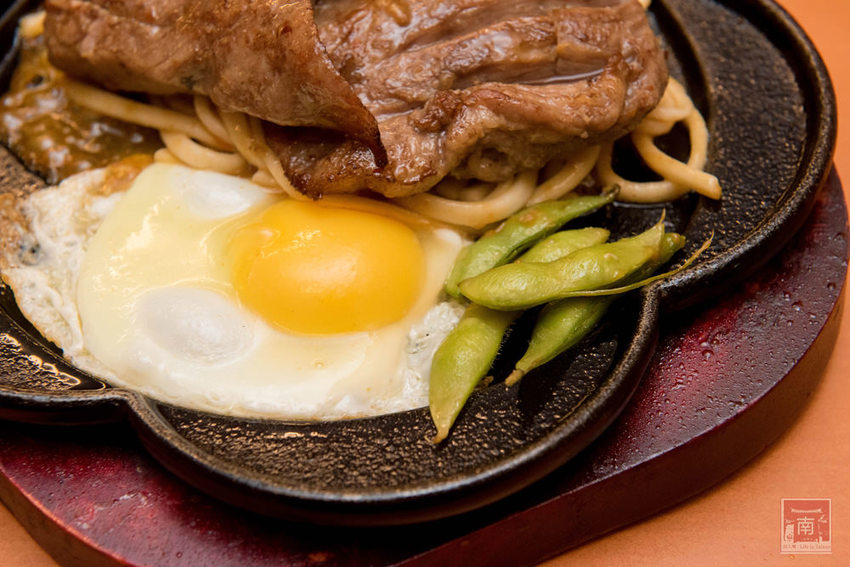 【台南美食】夜市的價位餐廳的品質排餐｜鮮嫩原塊牛排｜花枝排沾點海鹽就好吃~~好好吃牛排 - 南人幫