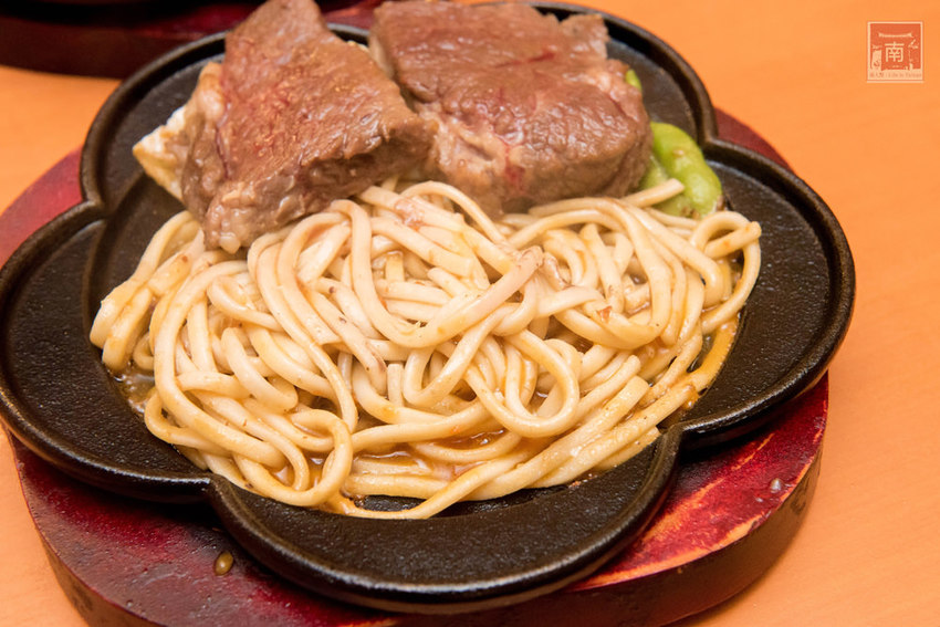 【台南美食】夜市的價位餐廳的品質排餐｜鮮嫩原塊牛排｜花枝排沾點海鹽就好吃~~好好吃牛排 - 南人幫