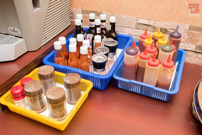 【台南美食】夜市的價位餐廳的品質排餐｜鮮嫩原塊牛排｜花枝排沾點海鹽就好吃~~好好吃牛排 - 南人幫