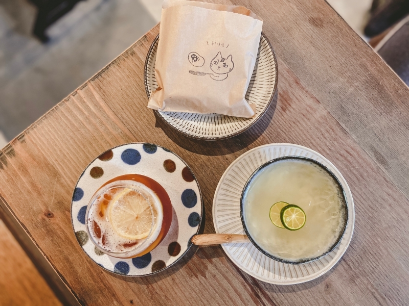 台北中山 | 赤峰街的老宅咖啡廳！來自台南人氣茶飲波哥的「卜卜商店」 - Momoco。毛毛摳