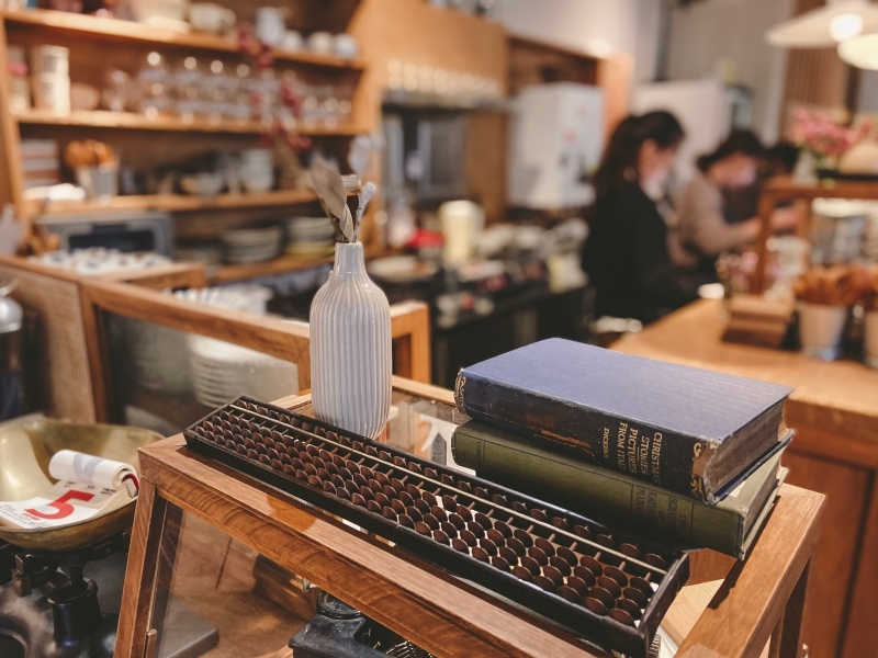 台北中山 | 赤峰街的老宅咖啡廳！來自台南人氣茶飲波哥的「卜卜商店」 - Momoco。毛毛摳