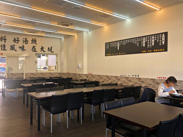 【台中 北屯】大坑米粉湯😁外表酷似米苔目的粗米粉，小卷和粗米粉的組合還不賴，可免費加湯，到大坑爬山可以順便吃上一碗！