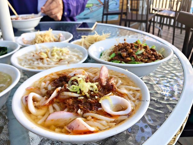 【台中 北屯】大坑米粉湯😁外表酷似米苔目的粗米粉，小卷和粗米粉的組合還不賴，可免費加湯，到大坑爬山可以順便吃上一碗！