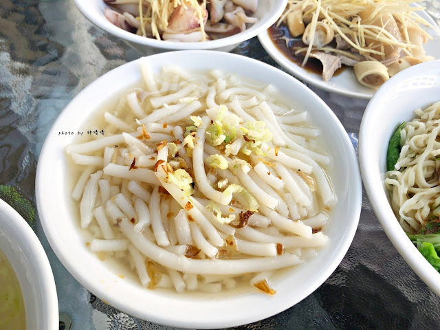 【台中 北屯】大坑米粉湯😁外表酷似米苔目的粗米粉，小卷和粗米粉的組合還不賴，可免費加湯，到大坑爬山可以順便吃上一碗！