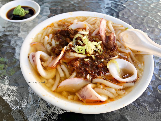 【台中 北屯】大坑米粉湯😁外表酷似米苔目的粗米粉，小卷和粗米粉的組合還不賴，可免費加湯，到大坑爬山可以順便吃上一碗！