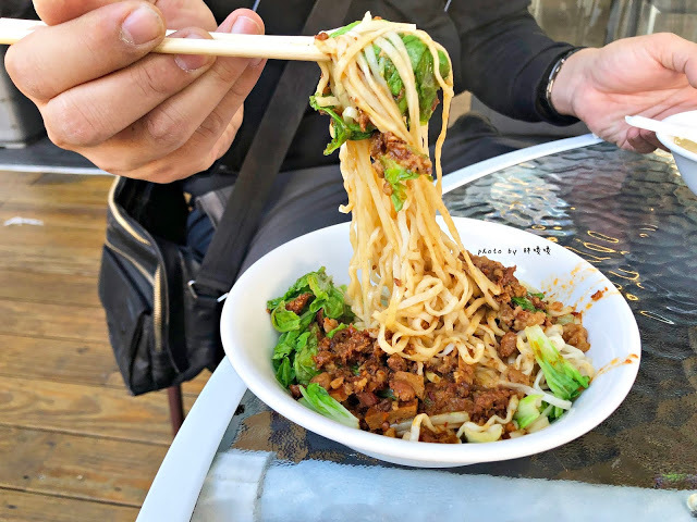 【台中 北屯】大坑米粉湯😁外表酷似米苔目的粗米粉，小卷和粗米粉的組合還不賴，可免費加湯，到大坑爬山可以順便吃上一碗！