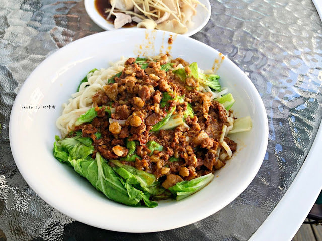 【台中 北屯】大坑米粉湯😁外表酷似米苔目的粗米粉，小卷和粗米粉的組合還不賴，可免費加湯，到大坑爬山可以順便吃上一碗！