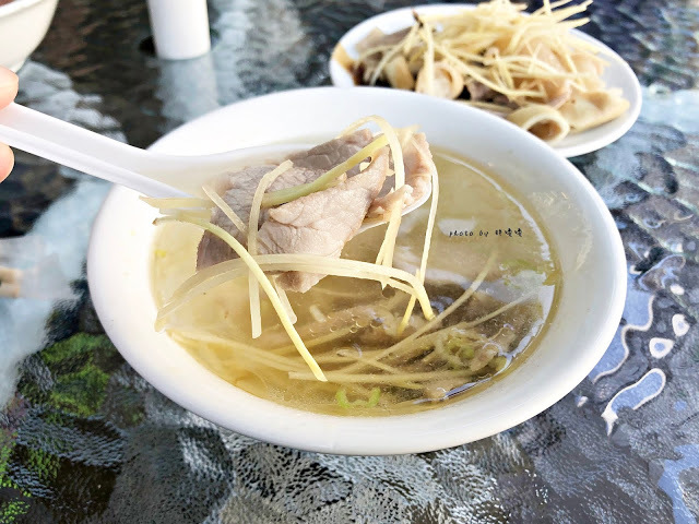 【台中 北屯】大坑米粉湯😁外表酷似米苔目的粗米粉，小卷和粗米粉的組合還不賴，可免費加湯，到大坑爬山可以順便吃上一碗！