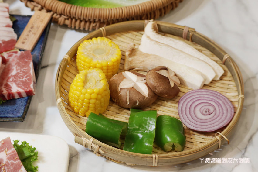 新竹韓式燒肉｜GOGI GOGI韓式燒肉竹北店！比咖啡廳還美的燒烤店！平日午餐399元吃到飽