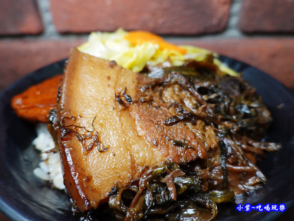 梅干扣肉飯-萬家老街豬腳龍岡店  (1).jpg