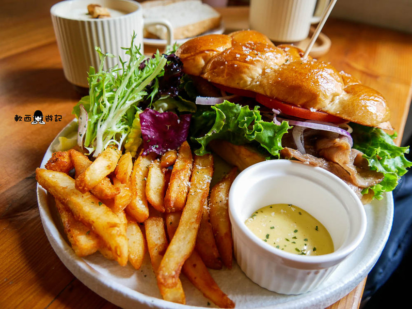 高雄後驛站美食推薦》咖楽聚Collage Cafe●新開幕澎派豐盛早午餐 季節限定草莓歐蕾/草莓舒芙蕾 有插座(免費)/WIFI 高雄美食/高雄早午餐推薦 - 軟西，遊記