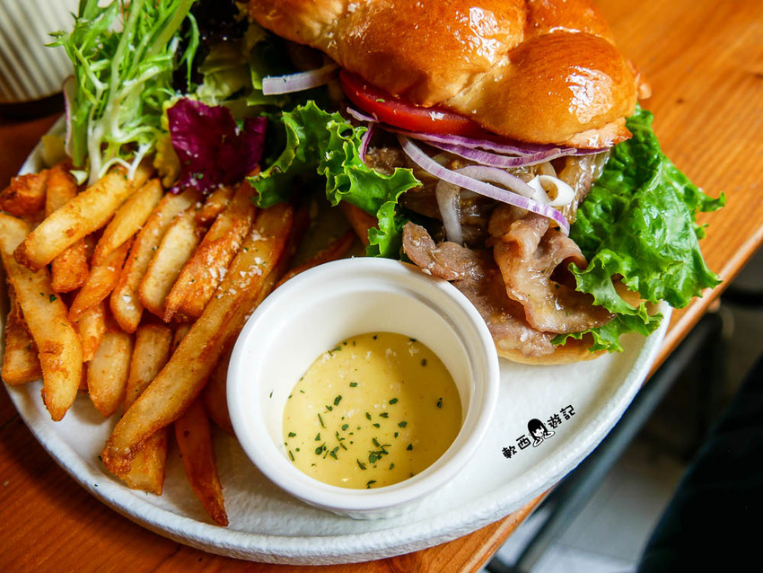 高雄後驛站美食推薦》咖楽聚Collage Cafe●新開幕澎派豐盛早午餐 季節限定草莓歐蕾/草莓舒芙蕾 有插座(免費)/WIFI 高雄美食/高雄早午餐推薦 - 軟西，遊記