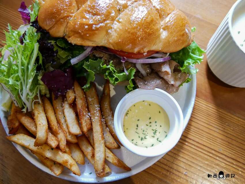 高雄後驛站美食推薦》咖楽聚Collage Cafe●新開幕澎派豐盛早午餐 季節限定草莓歐蕾/草莓舒芙蕾 有插座(免費)/WIFI 高雄美食/高雄早午餐推薦 - 軟西，遊記