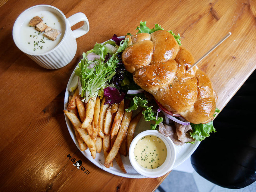 高雄後驛站美食推薦》咖楽聚Collage Cafe●新開幕澎派豐盛早午餐 季節限定草莓歐蕾/草莓舒芙蕾 有插座(免費)/WIFI 高雄美食/高雄早午餐推薦 - 軟西，遊記