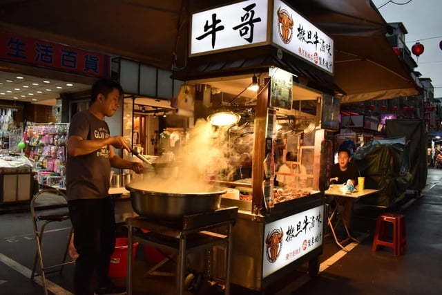 饒河夜市美食推薦。牛哥 撒旦牛滷味。每日滷程不超過6小時,牛筋、牛肚、牛腱,簡單的牛三寶入味就能擄獲人心