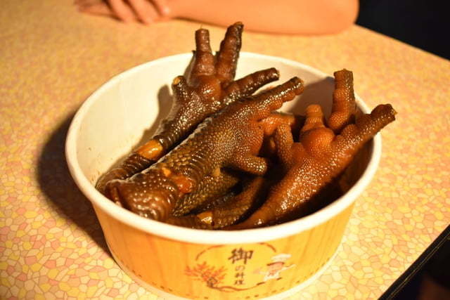 饒河夜市美食推薦。牛哥 撒旦牛滷味。每日滷程不超過6小時,牛筋、牛肚、牛腱,簡單的牛三寶入味就能擄獲人心