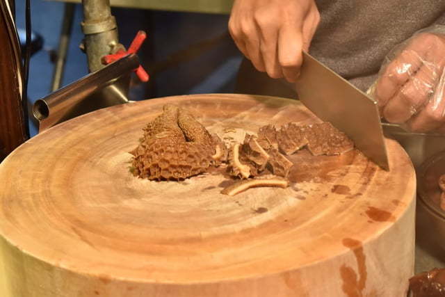 饒河夜市美食推薦。牛哥 撒旦牛滷味。每日滷程不超過6小時,牛筋、牛肚、牛腱,簡單的牛三寶入味就能擄獲人心